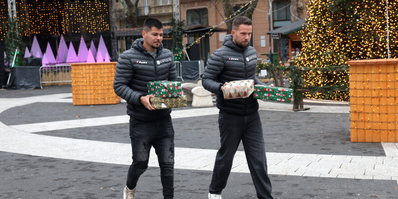 Ajándékokkal megpakolva látogattuk meg az Ajándékkuckót